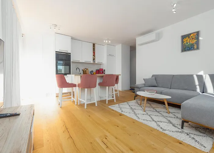 2 Bedroom Beautiful In Apartment *