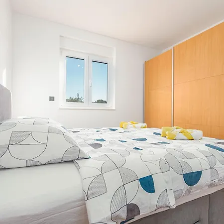 아파트 2 Bedroom Beautiful In 자다르